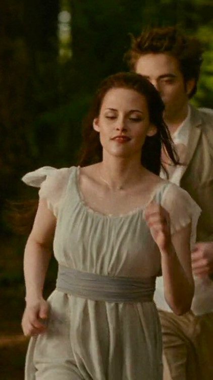 emotwilights: costumeloverz71:Bella Swan (Kristen Stewart) Light blue vision dress.. Twilight (2008)