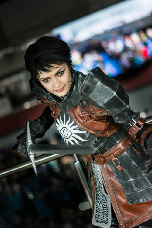 kateordie:theomeganerd:Dragon Age - Cassandra Pentaghast Cosplay by hydraevilOh my goooooood yes