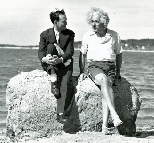 Albert Einstein et ses chaussures, 1939.