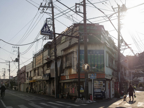 kuroyuki:  逆光の軍艦長屋 by kasa51 on Flickr. 