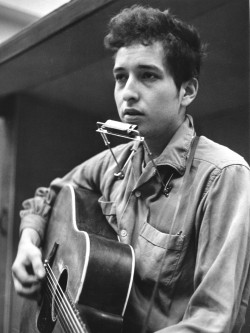 colecciones:Bob Dylan recording his first solo album, Bob Dylan, during November, 1961.