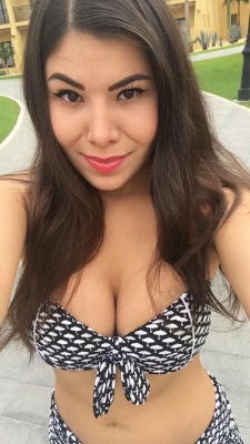 pink-sweet-princess:  Stare into my eyes. Fuck my brains out. No condom needed. Reblog me! 