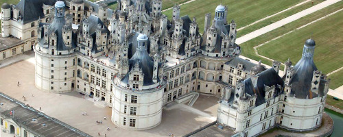 castlesandmedievals: The château also features 128 meters of façade, more than 800 scul