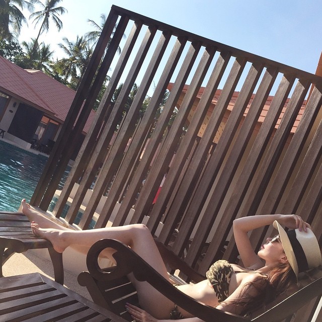 slaveholder:    今天Cherry新买了一套迷彩内衣，穿上后，姿势挑逗，神态妩媚的问我：老公，穿这套迷彩内衣去野战好不好？