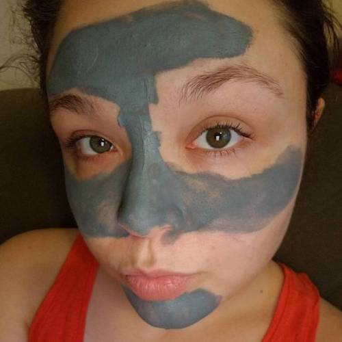 Wearing @quebellabeauty&rsquo;s Repairing Charcoal Mud Mask. This was leftover from mu first use