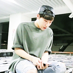 kagomejade:  woohyun-ssi-deactivated20200525:sunggyu singing beauty and a beat  coffeeandchapstick