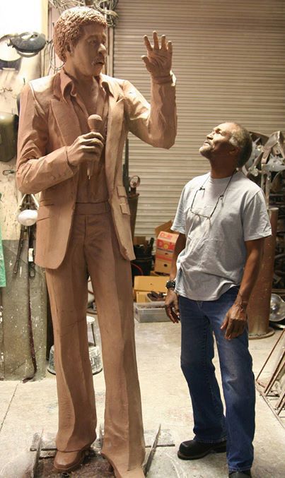 seeselfblack:  After years of resistance, Richard Pryor finally gets a hometown statue… For the past decade, sculptor Preston Jackson has aimed to erect a  nine-foot-tall bronze statue of comedic legend Richard Pryor in the two  men’s home town of