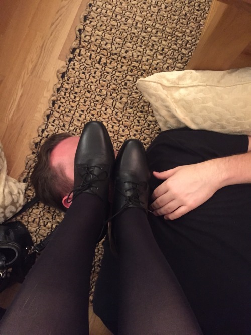 straightestlines:  thinkthinkingandthought:  Weekend in summary: Pre-Halloween party foot rest and a