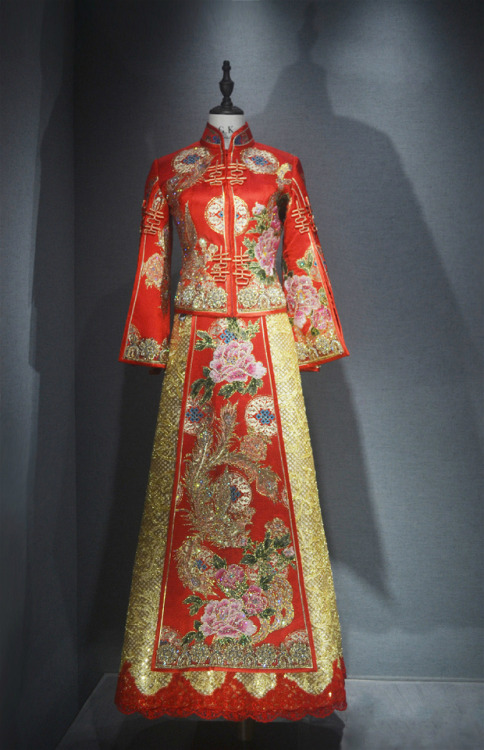 Modified traditional Chinese wedding dress. Type: 秀禾服 Xiu-he-fu.