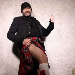 straightkiltcock:  A kilt, some skin and a leg at Igloofest 2016! 🎼 Winter can’t stop the dance 🎼! 👍💃🏻👯😁  