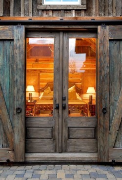 dixie-daydreamer: Barn door  http://interiorbarndoors.org/diy-barn-door/ 