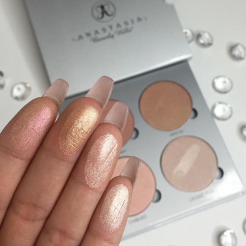 babyesia:  ✨GLOW KIT GIVEAWAY✨  Got one as a present but I already have one so I’m giving it away😇😘  RULES: ✨must be following me ✨reblog this post ✨extra enter if you use my mercari code: UYJQXQ to sign up!(you get Ū to spend) I wanna