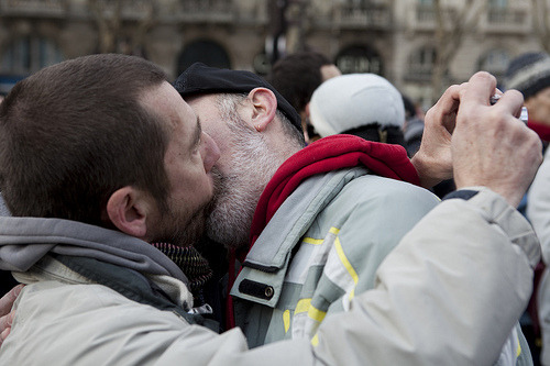 zingwong:  Fuck the homophobes! Let’s kiss in Paris! Geifobis deço kazzo! Suukkiamo neça Parisa! Photographer / Fotisto: Philippe Leroyer 