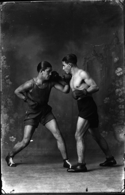 Martin Chambi:  Boxers in a studio  (1938)