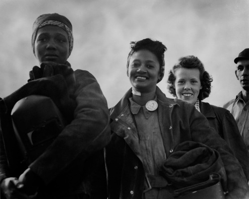 Women through the lens of Dorothea Lange:Ex-Slave with a Long Memory (1938)Shipyard Worker (1943)Vol