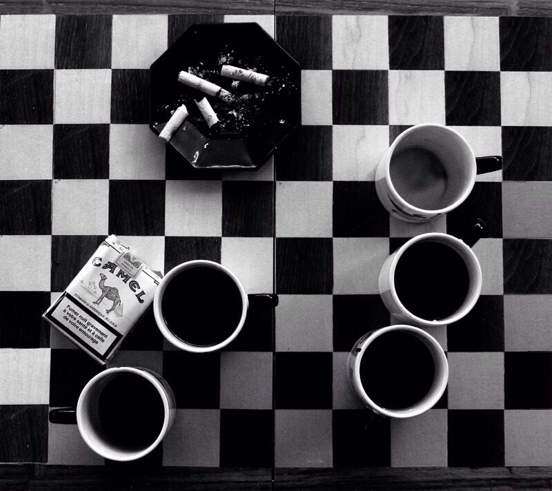 fed-ins: “Bevo un sacco di caffè prima di dormire, mi accelera i sogni.”  Coffee