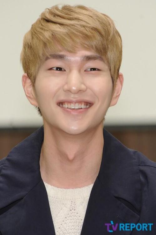 Porn fangirlshineeot5:  140225 Onew - SBS “Law photos