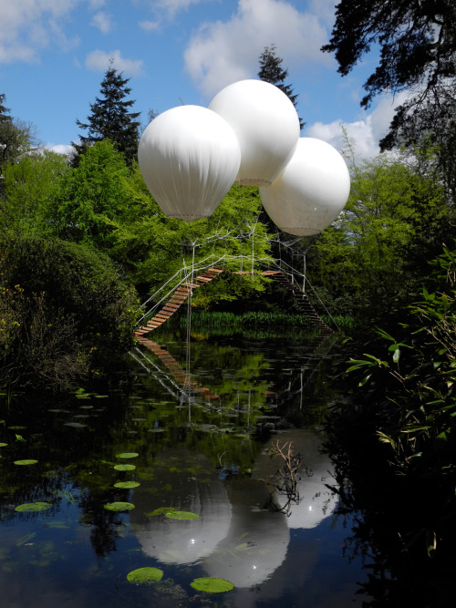 PONT DE SONGE / Olivier GrossetêteThree enormous helium balloons supported the hazardous eleva