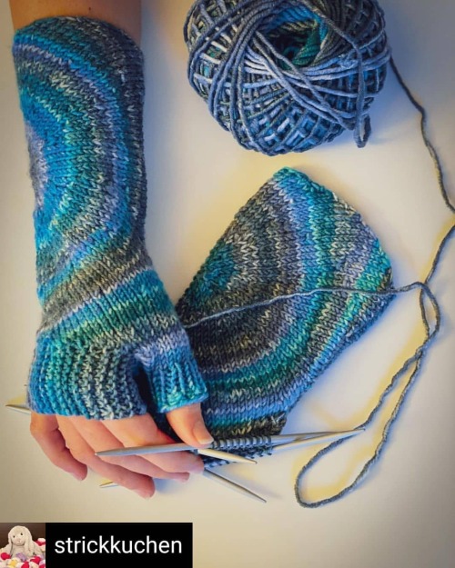 Here&rsquo;s a beautiful version of my Zoom-Out fingerless gloves #knitted by @strickkuchen . The fr