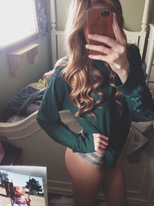 youveforgottenme98: why am I so sad, why should I be jealous, why am I so jealous, I’m so sad.