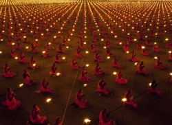 aleua:muddledmoon:100,000 monks all in prayer for a better world. this brings me so much peace
