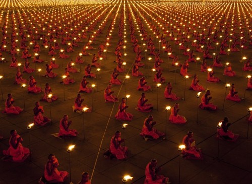 mvtionl3ss: muddledmoon: 100,000 monks all in prayer for a better world.  i see me