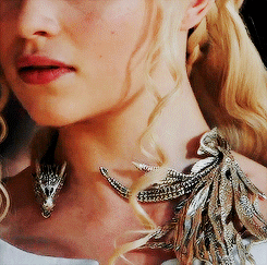 got-source: Game of Thrones fashion | Daenerys Targaryen’s hair and outfit in 5.