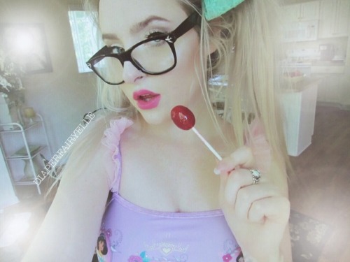 diaperfairyelle: How many licks does it take to get to the center of YOU Daddy?😜