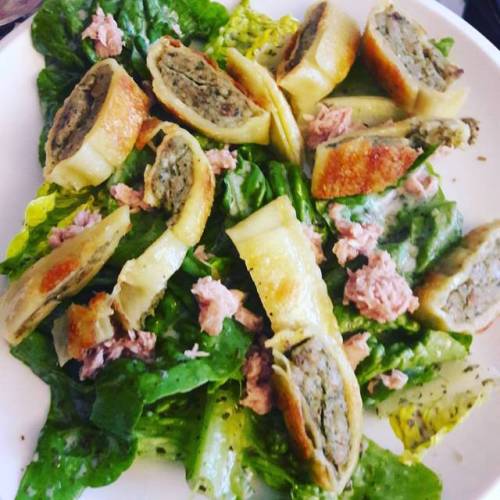 Salat mit Thunfisch und gebratenen Maultaschen. ✌ Salad with tuna and swabian raviolis #dinner #aben