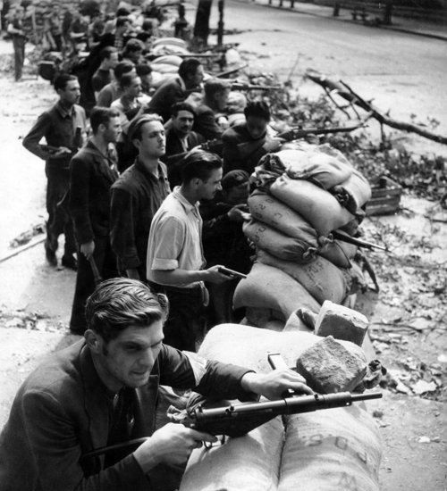 bag-of-dirt:Members of the French Resistance stand armed behind a barricade during the Liberation of