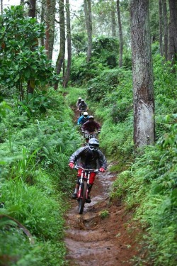 nitwitedgoose:  cant wait to be riding with my buddies again on the hill like this. source : http://www.pinkbike.com/photo/10438093/   25/12/13