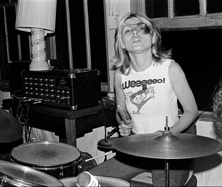 soundsof71:Debbie Harry rehearsing with Blondie at their 37th St. studio in New York,