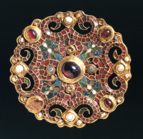 gemma-antiqua:
“Carolingian cloisonné brooch of gold, garnet, multicolored glass, and pearls, dated to c. 800 CE. It is referred to as the Dorestad brooch, as it was discovered in a well in Dorestad (Duurstede), Netherlands. Currently located in the...