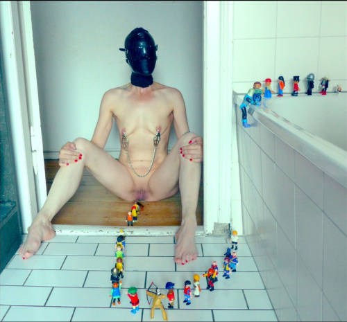 visual-punctuation: I sent her a text on my way home - Long day, have a bath ready.  She texted