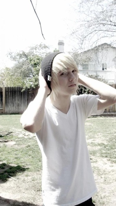 boy-meets-life:  Hottie of the day - perfect blonde emo (I want, pretty pretty please!)