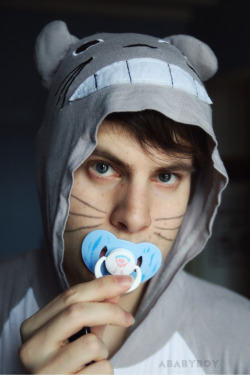 gayboykink:  Ridiculously cute! =O *tries not to chase the kitty* 