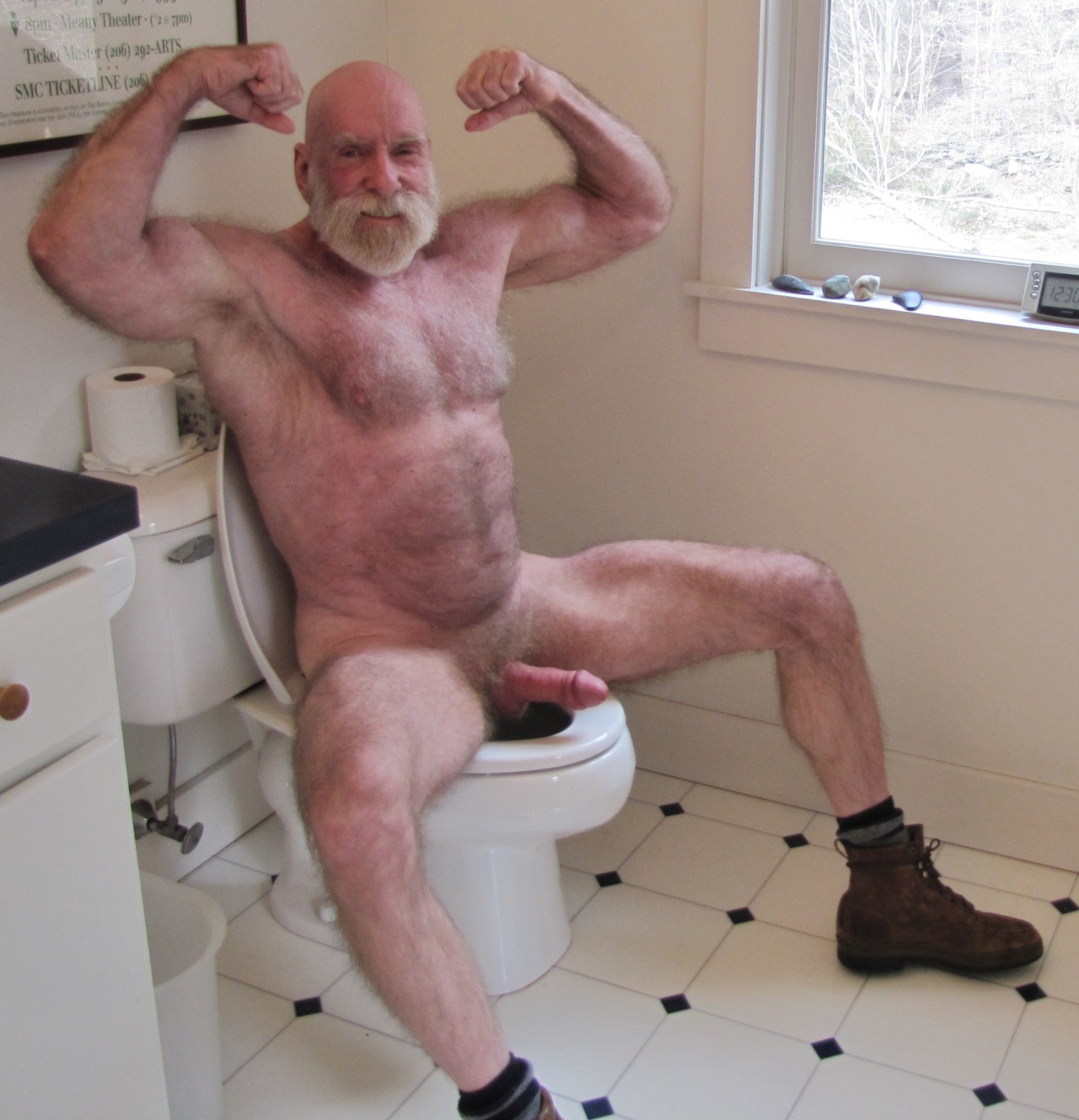 sucksdads: latetothegame47:   latetothegame47: double bi http://www.bigmusclebears.com/~sexagenarian