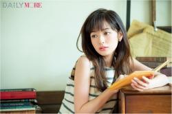 bookgirls:  (via ひとりで過ごす日は「サマーカーキ」メイクを！　「ココロオドル♡夏色アイライナー」３選　ーアートなお出かけ編ー