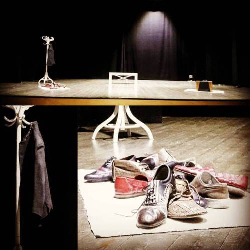 &ldquo;on stage&rdquo; #onstsge #inscena #scarpe #appendiabiti #bianco #panchina #teatro #lavoceuman