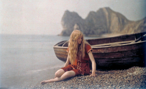 la-verite-sacree:Christina In Red (1913)Autochromes taken by Mervyn O’Gorman ofhis daughter, Christi