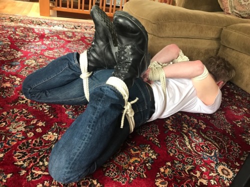 seabondagesadist:Resistor ( https://www.recon.com/view_profile.aspx?id=483775 ) tighty frog tied in the living room. A perfect place to rest your boots on a sunny afternoon is on a bound boy… And if you need a little exercise… 😈