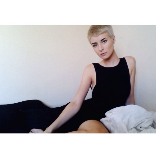 ja-ll:caaesura:my hair matches the walls and my dress matches the sheetsomgcarly is the rudest