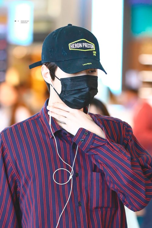 190512 EXO Sehunat Los Angeles International Airport© iridescent boydo not edit, crop, or remove the