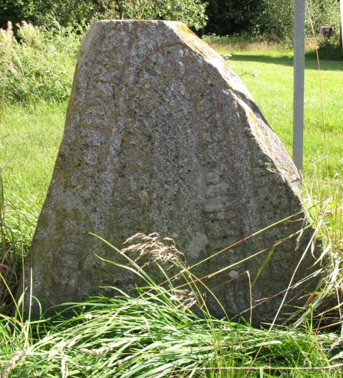 ancientart:Viking runestone Vg 61, in Västergötland, Sweden.Translations:Latin : tula : sati : sten 