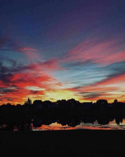 This morning&rsquo;s sunrise was just unreal. (at Sun Lake Apartments)