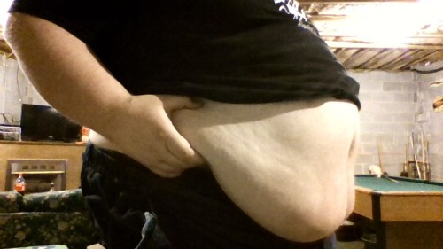 Got pretty stuffed today on pizza (26 slices, 20-ish cheesy bread squares, and two bowls of pasta).  Is it noticeable ;)