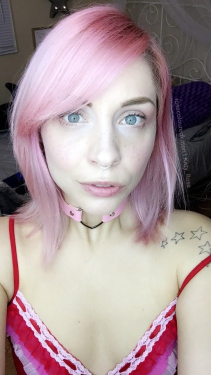 rosecolouredkitten:  On cam now!  Giant dildos? Check! Paint? Check! Kiddie pool? Check!  Direct link to my MFC on my Twitter www.twitter.com/Kitty_Rose_Meow