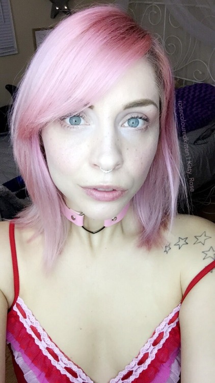 rosecolouredkitten:  On cam now!  Giant dildos? porn pictures