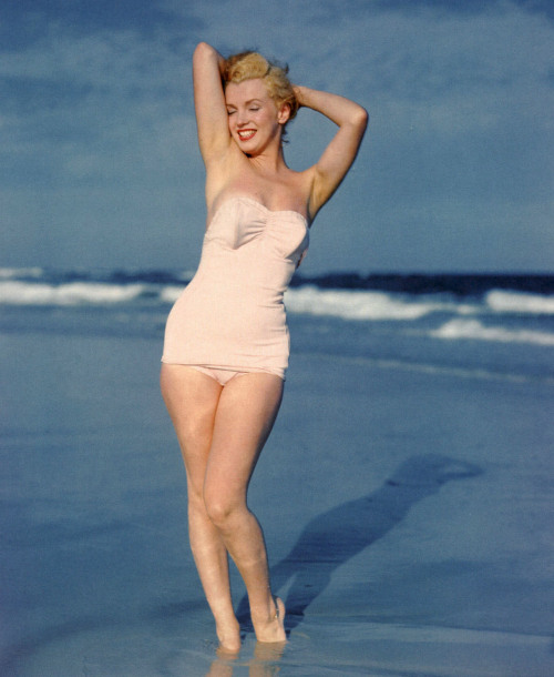 infinitemarilynmonroe:Marilyn Monroe photographed by Andre de Dienes, 1949.