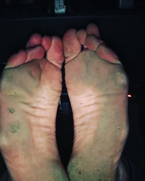 Walked barefoot around the barn last night. #filthyfoot #dirtyfeet #tallgirlsdoitbetter #archqueen